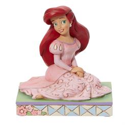 Este figura Disney creada por el artista folk americano Jim Shore, añade un patrón lleno de vida y una artesanía impresionante al personaje querido, Ariel. Sentada en un pedazo de césped, la princesa es compasiva y despreocupada con un vestido