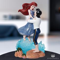 ¡Sumérgete en la emoción de la clásica película de Disney La Sirenita con esta impresionante pieza homenaje de la colección Disney Showcase! Ariel comienza su aventura humana con su príncipe en este conmovedor diseño