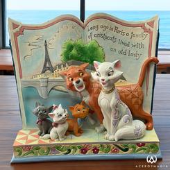 ¡Sumérgete en la magia de París con la encantadora figura de los Aristogatos de Jim Shore! Enmarcada dentro de las páginas de un libro de cuentos, esta impresionante pieza es una obra maestra de amor y artesanía. 