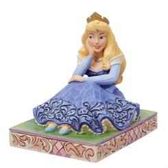 Este figura Disney creada por el artista folk americano Jim Shore, añade un patrón lleno de vida y una artesanía impresionante al personaje querido, Aurora. Sentada en un pedazo de césped, la princesa es compasiva y despreocupada