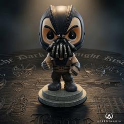 La máscara ocupa el centro antes incluso de fijarse en la pose. La figura Bane Ichigo Ichie Precious Moments transforma al villano de DC en una pieza de aspecto adorable, pero con suficiente fuerza visual para que su presencia siga siendo inconfundible.