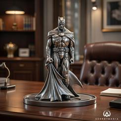 Presencia legendaria para tu vitrina: la Figura Batman en resina con licencia oficial Warner Bros captura al Caballero Oscuro en pleno avance, con la capa agarrada en la mano como si estuviera
