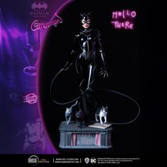La estatua Catwoman Batman Returns 1/3 impone antes de que la mirada llegue al rostro. Hay piezas que decoran una vitrina y otras que parecen ocupar una escena completa, con presencia de cine, tensión 
