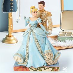 Celebra el amor eterno de Cenicienta y el Príncipe con esta encantadora figura de Disney Traditions. Conmemorando el 75 aniversario de Cenicienta en 2025, esta pieza presenta a la icónica princesa junto a su amado Príncipe.