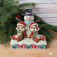 Disfruta del divertido invierno con la figura de Chip y Dale junto a su nuevo amigo de nieve. Esta encantadora pieza, parte de la colección Disney Traditions, ha sido elaborada a mano con esmero