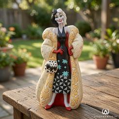 Una sonrisa afilada, un abrigo imposible de ignorar y toda la teatralidad de una villana Disney en 13 cm. La figura Disney Traditions Cruella convierte a Cruella de Vil en una pieza con carácter inmediato, pensada para destacar por silueta, color