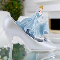 Celebra con nosotros el pasado, el presente y el futuro de Disney en su año centenario de 2023 a través de la Figura D100 Cenicienta de la serie Icon. Esta colección conmemorativa es un tributo mágico creado especialmente por Enesco Studios