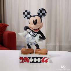 ¡Oh boy! El ratón principal está en casa y con acentos de platino. Jim Shore creó esta icónica edición limitada de Mickey en celebración del aniversario número 100 de Disney. La colección Disney Traditions de Jim Shore 