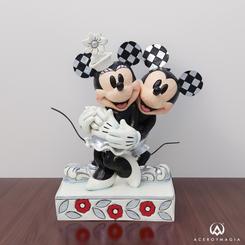 2023 marca el aniversario número 100 de Disney. En honor a este momento histórico, Jim Shore creó esta icónica edición limitada de Mickey y Minnie, con tonos en platino. Los queridos personajes estadounidenses están listos para celebrar.