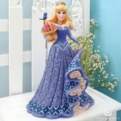 Adéntrate en el mundo encantado de Disney con la Figura Deluxe de Aurora, una obra maestra creada por Jim Shore para la colección Disney Traditions. Esta exquisita pieza captura la esencia de la icónica princesa 
