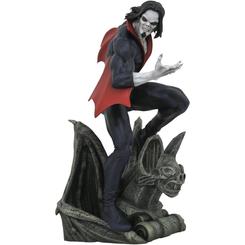 Nocturnidad elegida para la vitrina. La figura diorama de Morbius – Marvel Gallery (25 cm) atrapa al Vampiro Viviente en una pose tensa sobre una gárgola, con capas de pintura que marcan venas, sombras 