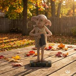 La figura Dobby Personality Pose creada por Jim Shore transmite una ternura extraordinaria gracias a su cuidada artesanía y a la expresión llena de emoción que define al querido elfo doméstico.