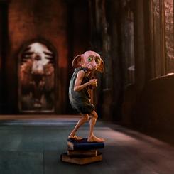 ¡Da la bienvenida a Dobby, el elfo doméstico, a tu colección! Este ser mágico, torpe y entrañable, siempre logra hacernos reír y tocarnos el corazón con su lealtad inquebrantable y su tremendo coraje
