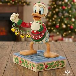 La energía más alegre de la Navidad se expresa en esta carismática figura Holiday Jingle (Donald with Bells Figurine), una creación que transmite diversión, dinamismo y espíritu festivo desde cualquier ángulo