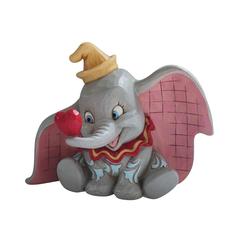 Sosteniendo un corazón con su trompa, el adorable elefante volador, Dumbo, sonríe dulcemente en esta encantadora creación de Jim Sore. Con un bonito mosaico en las orejas y un diseño