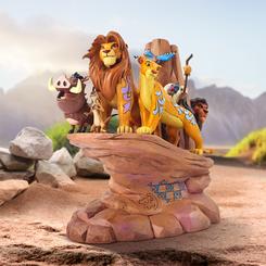 Descubre la impresionante Figura del Rey León esculpida en piedra. Esta increíble creación de Jim Shore celebra el 30º aniversario de la adorada película de Disney de 1994, El Rey León.