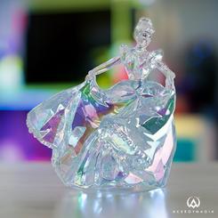 Déjate sorprender por la figura de Cinderella de la colección FACETS. Esta encantadora figura acrílica facetada, con una altura aproximada de 9,5 cm, captura la esencia mágica del cuento de hadas