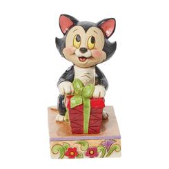 ¡Celebra las fiestas con esta encantadora figura de Jim Shore de Figaro, el gato de Geppetto de la película de Disney Pinocchio! Con sus patas blancas sobre un hermoso paquete de regalo