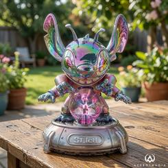 La figura Stitch con bola de plasma parece traer un experimento intergaláctico directamente a la vitrina. Su acabado iridiscente, la postura traviesa y la esfera luminosa convierten sus 31 cm de altura en una pieza con presencia inmediata.
