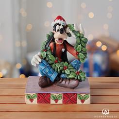 Celebra la Navidad con la figura de Goofy en esta adorable representación festiva. Creada a mano por Disney Traditions, esta figura captura la alegría y el espíritu festivo de la temporada.