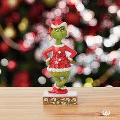 Imagina a Grinch con las manos en las caderas, luciendo su característica mueca de descontento. Vestido como Santa Claus, este diseño de Jim Shore muestra al Grinch con un traje rojo de retales sobre un escenario decorado. 