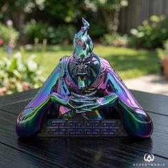 El brillo iridiscente convierte a Hades en una presencia casi hipnótica, como si el fuego frío del Inframundo hubiera quedado atrapado en metal. La figura Hades electrochapada Disney Showcase lleva al villano de Hércules a un terreno más elegante
