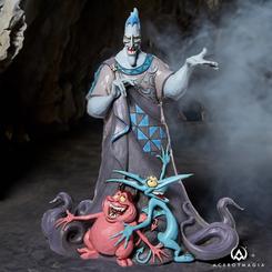 ¡Experimenta la emoción del clásico personaje de Disney, Hades, con esta impresionante pieza de la colección Jim Shore Disney Traditions! El dios del inframundo 
