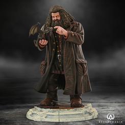 El mundo mágico de Harry Potter presenta esta impresionante figura de colección de Hagrid, fiel al personaje, que sin duda cautivará el corazón y la imaginación de todo seguidor de la saga. Hagrid sostiene pacientemente a Ridgeback noruego