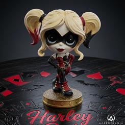 El caos también puede tener una versión pequeña, coqueta y sorprendentemente elegante. La figura Harley Quinn Ichigo Ichie Precious Moments reinterpreta a la popular villana de DC con un diseño adorable