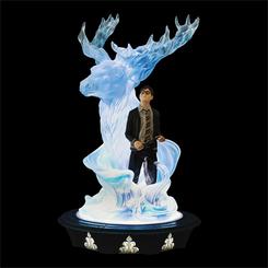 Déjate cautivar por la figura de Harry Potter acompañado de su Patronus, un ciervo, la misma forma que el de su padre. Esta representación icónica nos lleva de vuelta al momento en que Harry logra materializar su Patronus