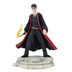 Magia desafiante de sexto curso: Harry Potter YR6 se planta con túnica de Gryffindor abierta, varita en mano y efecto de llama translúcida listo para el combate, sobre una base texturizada de piedra que evoca los suelos de Hogwarts