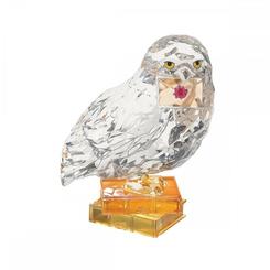 Adéntrate en el mágico universo de Harry Potter con la figura decorativa acrílica de Hedwig. Con un tamaño de 7x5x8 cm, esta cautivadora figura forma parte de la exclusiva colección Hedwig Facet.