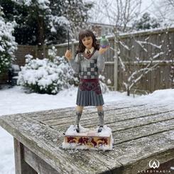 La figura Hermione's Potion diseñada por Jim Shore captura la esencia brillante y decidida de uno de los personajes más emblemáticos de la saga, ofreciendo una pieza artesanal que destaca por la precisión de sus detalles