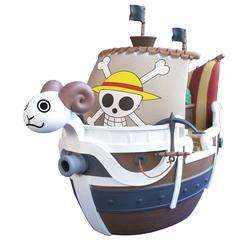 Cada moneda depositada en esta hucha de la Vogue Merry se convierte en una travesía por el Grand Line, con un diseño fiel al entrañable barco de los Sombrero de Paja y un acabado en PVC