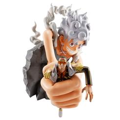 Impacto puro en mitad del combate. La Ichibansho Monkey D. Luffy Gear 5 vs Borsalino “Burst of Energy” captura el puñetazo gigantesco de Luffy atravesando la roca mientras su nube de humo arremolina