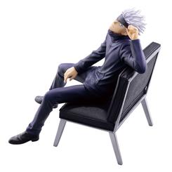 La figura Ichibansho Satoru Gojo Jujutsu Kaisen parece capturada en un instante de silencio justo antes de imponer respeto. La pose relajada en el sillón, la mirada descubierta y el gesto de la mano convierten esta pieza de 17 cm 