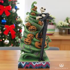 Uniendo la amada película de Tim Burton con su propio estilo, Jim Shore crea una pieza para atesorar. Árbol decorado con Jack-o-lanterns, Jack Skellington es intercambiable 