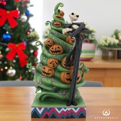 Fusionando la adorada película de Tim Burton con su estilo distintivo, Jim Shore crea una pieza digna de atesorar. Un árbol decorado con linternas de calabaza, donde Jack Skellington se transforma a la perfección en Santa Jack.