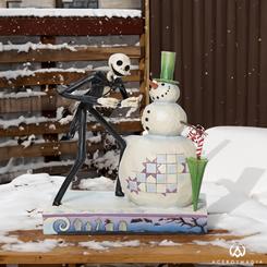 Déjate envolver por la magia de Jack Skellington, el Rey de Halloween, mientras se adentra en el espíritu navideño en esta adorable figura. Jack, con su expresión alegre y festiva, grita de emoción junto a un muñeco de nieve. 