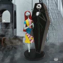 Celebra el romance y la magia espeluznante de "Pesadilla antes de Navidad" con esta encantadora figura de Jack y Sally en su emblemático ataúd. Con una altura de 24 cm