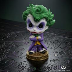 Una sonrisa mínima puede resultar más inquietante que una carcajada completa. La figura Joker Ichigo Ichie Precious Moments lleva al villano de DC a un terreno inesperado, donde lo adorable y lo travieso conviven en una pieza pequeña con personalidad