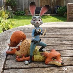 La energía y el ingenio de Zootrópolis se reflejan en esta escena llena de carácter que une a dos de los personajes más carismáticos del cine de animación. Creada por Jim Shore, esta figura Disney Judy y Nick
