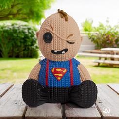 ¡Revive las emocionantes aventuras de Los Goonies con la encantadora Figura Knit Series de Sloth! Esta figura fabricada en vinilo ha sido cuidadosamente diseñada, moldeada y pintada 