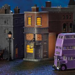Ilumina tu colección con la figura Leaky Cauldron, una fiel reproducción del icónico pub Le Chaudron Baveur, visto por primera vez en Harry Potter y la piedra filosofal. Esta pieza de resina