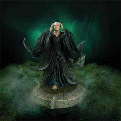 Celebra la oscura majestuosidad del Señor Voldemort con esta impresionante figura, el enemigo jurado de Harry Potter. Demuestra tu lealtad a las Fuerzas del Mal con esta impresionante figurina, aprobada por el actor Ralph Fiennes.