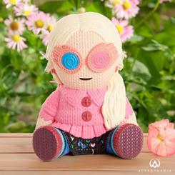 ¡Descubre la magia de Harry Potter con la encantadora Figura Knit Series de Luna Lovegood! Esta figura fabricada en vinilo ha sido meticulosamente diseñada, moldeada y pintada para capturar la apariencia de un adorable juguete tejido