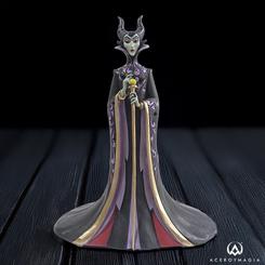 Jim Shore reimagina a Maléfica en esta imponente estatua de 39,5 cm, coronada por sus característicos cuernos retorcidos y envuelta en una capa negra y morada que fluye como lava helada. 