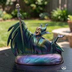 Maléfica parece emerger de una sombra metálica, con el bastón alzado y la capa desplegada como una amenaza elegante. La figura Maléfica electrochapada Disney Showcase captura a la villana de La Bella Durmiente 