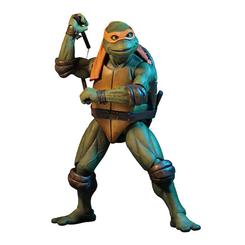 Un torbellino de alegría y acción invade tu colección con la figura articulada de Michelangelo de las Tortugas Ninja, que alcanza 42 cm de altura en escala 1:4 y está fabricada en PVC