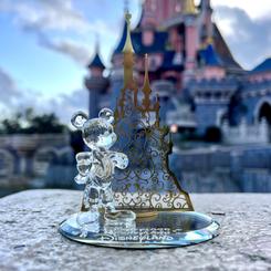 ¡Embellece tu espacio con la encantadora Figura Mickey Castillo Disneyland! Esta cautivadora pieza captura la magia de Disney al presentar a Mickey junto al icónico y magnífico castillo de Disneyland.